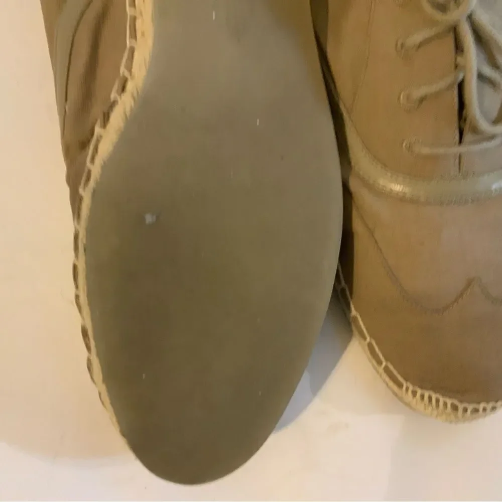 Nice cloth shoes by Cole Haan in size 8.5B lace up